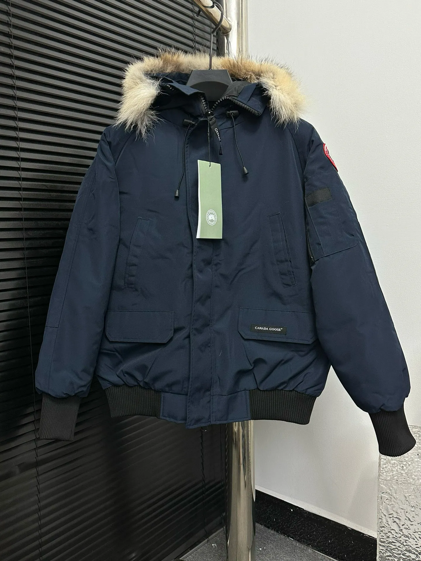 P780 [Canada goose] 01 Exdition Parka Down Jacket for Couples. Genuine original version. You need to compare with the genuine product at any time. All accessories are custom-made from the original factory. 💯The softness and hardness of the fabric is compared with the original one. It can be restored by kneading at will (fabric misunderstanding: fabrics with high hardness are not waterproof. Only those who buy the latest authentic version this year will notice the softness and comfort of the fabric) 💯The down is synchronized with the genuine white duck down, fluffy and not lumpy. Electronically controlled velvet filling machine 💯Customized zippers with genuine YKK military-grade copper core zipper pullers, high hardness and no jamming 💯The fur collar is purchased from Western Canada coyote skin original customization 💯All workmanship and wiring are controlled by workers with more than ten years of service. They must be horizontal and vertical, and are not crooked. The inner wiring density is more sophisticated. Feel free to compare 💯label, collar label, washed label, hangtag, zipper rope, pocket label Back label, collar velvet, Velcro fasteners, cuffs, all details are updated simultaneously with the original product. The best version, the most complete colors, battle all kinds of worldly goods, sizes: XS-XXL